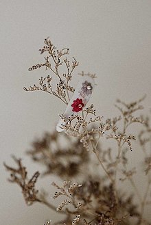 Ozdoby do vlasov - Vyšívané kvetinové sponky na bielom podklade (s ružovými lístkami) - 16285009_