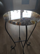 Nábytok - Nádherný dekorativní květinový stolek ze živice a sušených květů z vlastní květové louky - 16283262_
