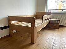 Nábytok - Dubová detská posteľ so zábranami a úložným priestorom - 16290789_