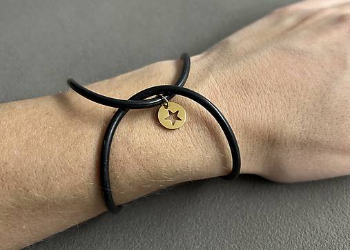 Infinity - čierny silikónový náramok s medailónikom s hviezdičkou  z chirurgickej ocele