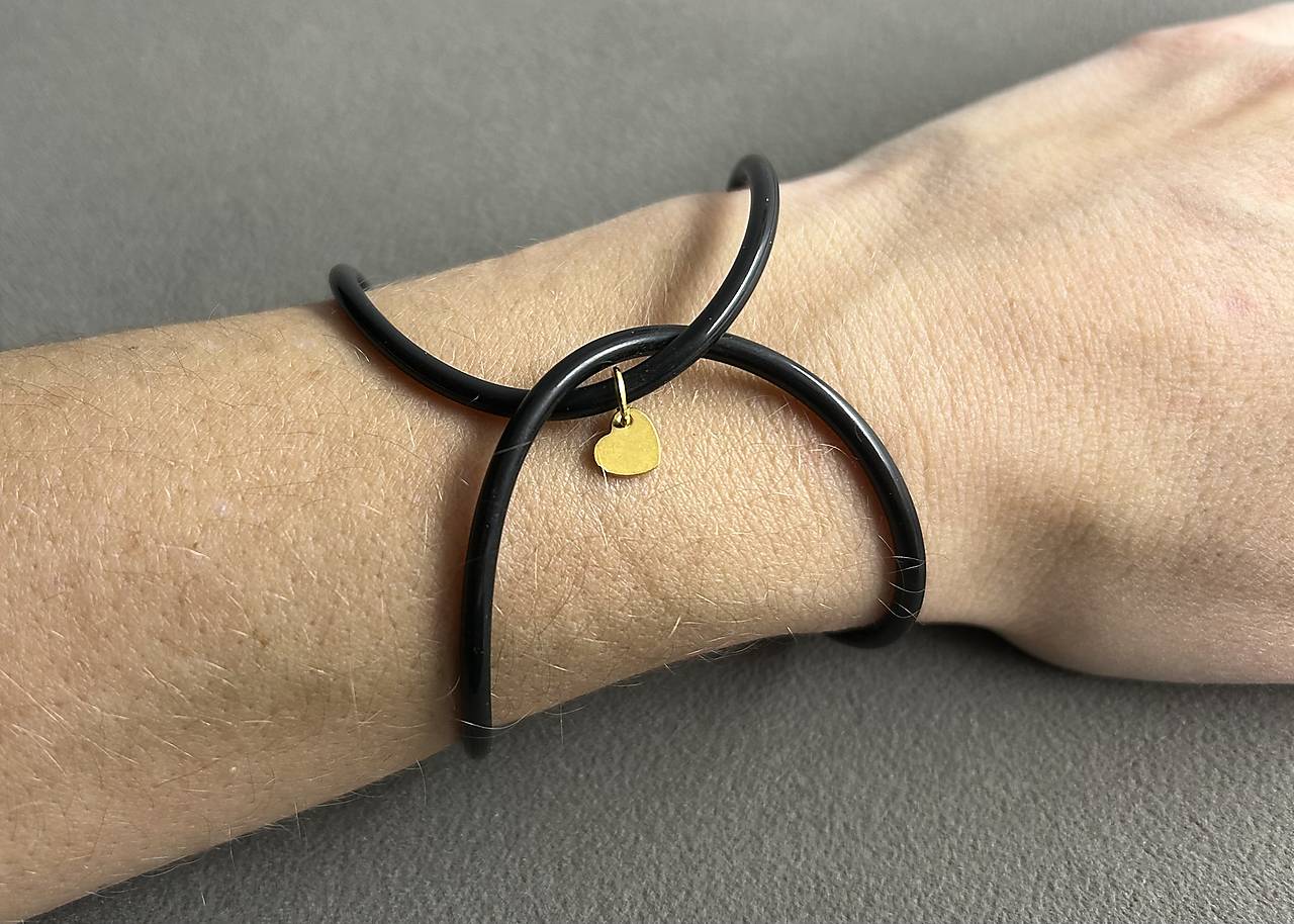 Infinity - čierny silikónový náramok so srdiečkom z chirurgickej ocele