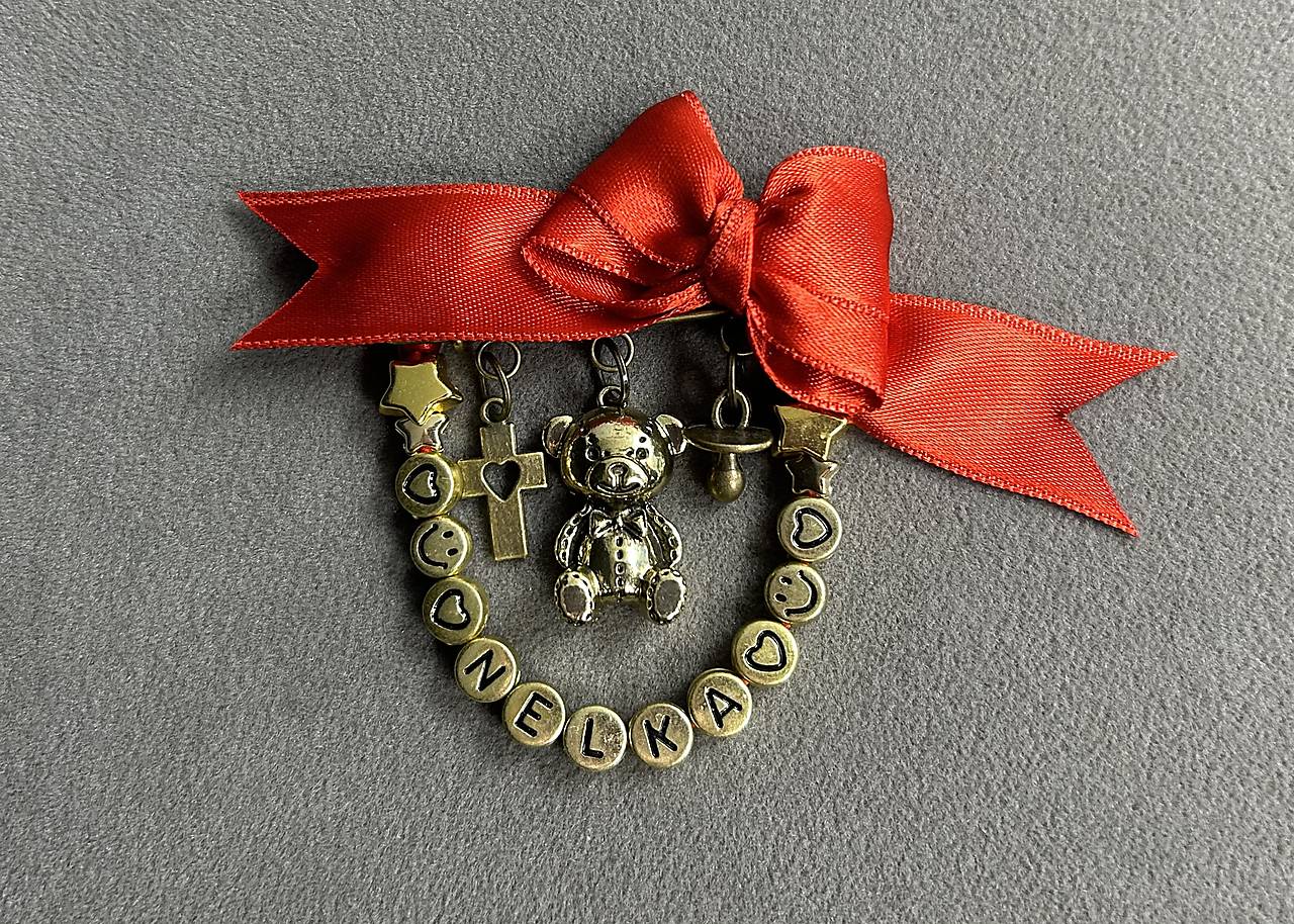 Mašlička proti urieknutiu na kočík/vajíčko s macíkom, cumlíkom, krížikom  a menom