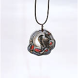 Náhrdelníky - Etnický modrý náhrdelník s čiernou labuťou a červeným kameňom - 16290675_