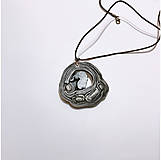 Náhrdelníky - Etnický modrý náhrdelník s čiernou labuťou a červeným kameňom - 16290676_