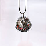 Náhrdelníky - Etnický modrý náhrdelník s čiernou labuťou a červeným kameňom - 16290677_