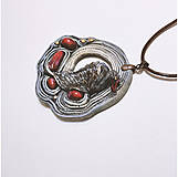 Náhrdelníky - Etnický modrý náhrdelník s čiernou labuťou a červeným kameňom - 16290678_