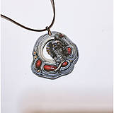 Náhrdelníky - Etnický modrý náhrdelník s čiernou labuťou a červeným kameňom - 16290679_