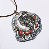 Náhrdelníky - Etnický modrý náhrdelník s čiernou labuťou a červeným kameňom - 16290680_