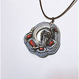 Náhrdelníky - Etnický modrý náhrdelník s čiernou labuťou a červeným kameňom - 16290681_