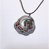 Náhrdelníky - Etnický modrý náhrdelník s čiernou labuťou a červeným kameňom - 16290682_