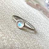 Prstene - Moonstone Simple AG925 Ring / Elegantný prsteň s mesačným kameňom strieborný AG925 E007 - 16294077_
