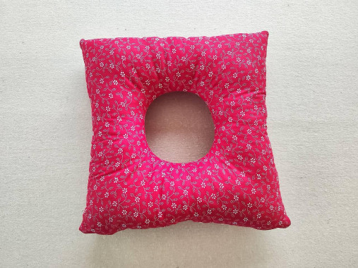 Úžitkový textil - Vankúš polštář na hemoroidy/ zlatú žilu/rektálny/ popôrodný / hemeroidy malý 40 x 40 CM Kvietok - 16293458_