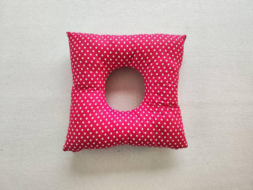 Úžitkový textil - Vankúš polštář na hemoroidy/ zlatú žilu/rektálny/ popôrodný / hemeroidy malý 40 x 40 CM Bodka - 16293488_