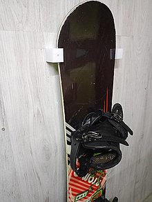 Iné doplnky - Držiak snowboardu (Fyzický produkt na vertikalne uchytenie 1ks) - 16292661_