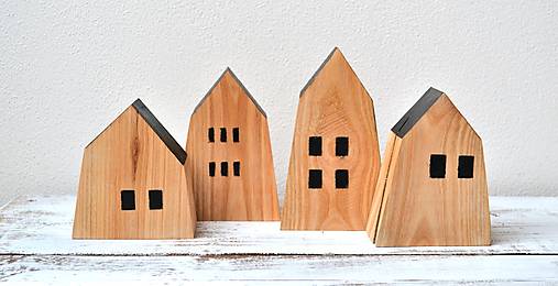 Drevené domčeky s čiernou strechou-sada 4 kusy