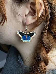 Náušnice - Drevené ručne maľované visiace náušnice modrý motýľ - 16293600_