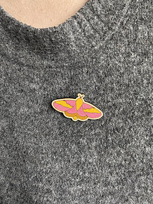 Brošne - drevená brošňa ružový nočný motýľ - 16293634_