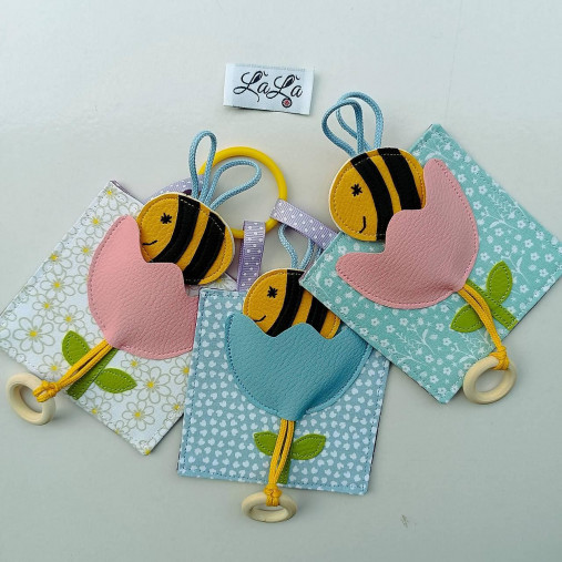 Včielka v kvetinke - quiet book kartička