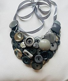 Náhrdelníky - Gombíkový náhrdelník-elegance - 16295114_
