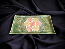 Nádoby - Keramický podnos hranatý Kvety zelené 31 x 17cm - 16300891_
