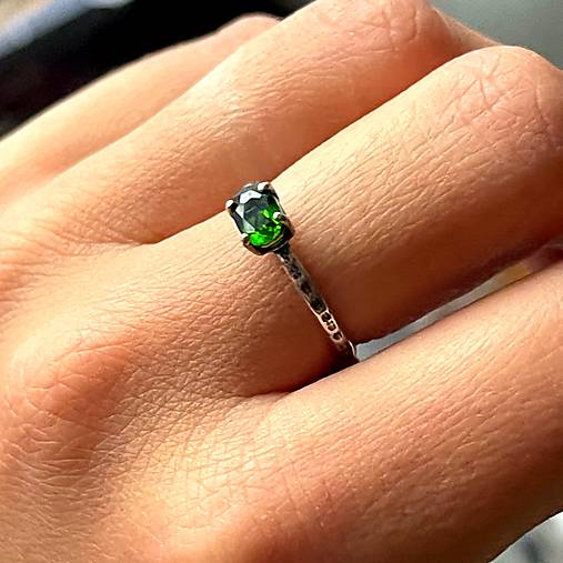 Faceted Chrome Diopside Silver Ring AG925 / Jemný strieborný prsteň s prírodným chróm diopsidomm E007