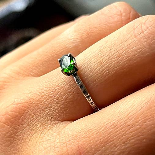 Faceted Chrome Diopside Silver Ring AG925 / Jemný strieborný prsteň s prírodným chróm diopsidomm E007