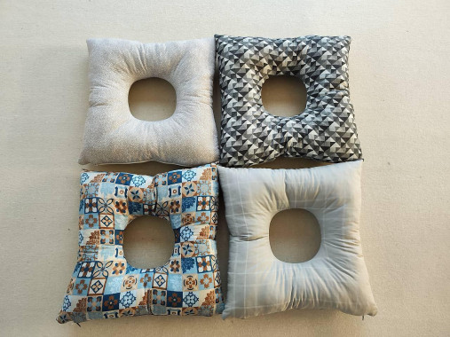 Úžitkový textil - Vankúš polštář na hemoroidy/ zlatú žilu/rektálny/ popôrodný / hemeroidy malý 40 x 40 CM mix farieb - 16302595_
