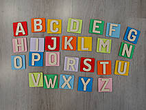 Hračky - Montessori drevená vkladacia abeceda - 16302277_