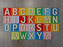 Hračky - Montessori drevená vkladacia abeceda - 16302278_