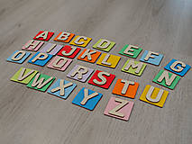 Hračky - Montessori drevená vkladacia abeceda - 16302284_