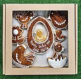 Dekorácie - Personalizovaná veľkonočná medovníková krabička- dekór dreva - 16302408_