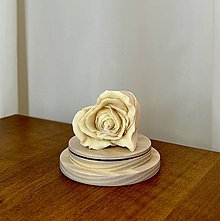 Darčeky pre svadobčanov - Svadobná sviečka - srdce ruža zo sójového vosku - 16304757_