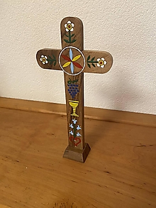 Dekorácie - Stojaci detviansky drevený krížik - 16305004_