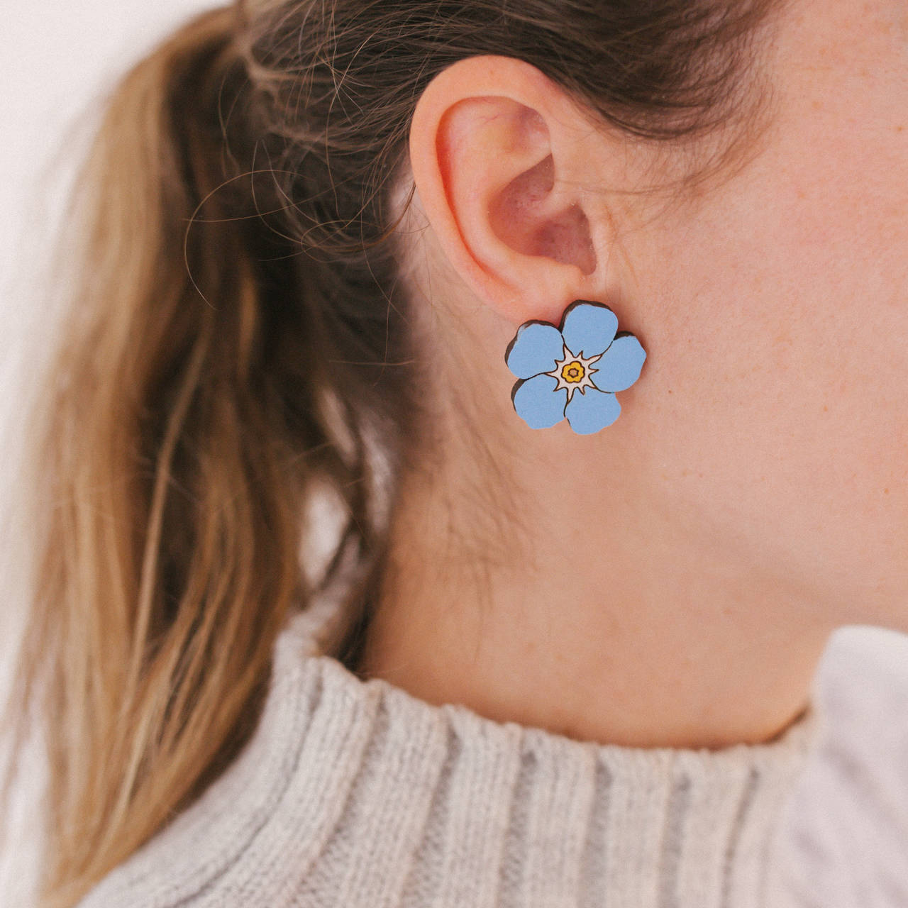 Drevené napichovacie náušnice farebné