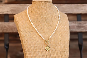 Náhrdelníky - Perlový náhrdelník s medailónom (zlatá) - 16305870_