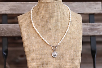Náhrdelníky - Perlový náhrdelník s medailónom (strieborná) - 16305873_