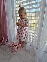 Detské oblečenie - Letné šaty vzor Jahoda - 16312517_