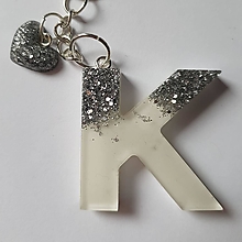 Kľúčenky - Kľúčenka s príveskom zo živice - "K" - 16310893_