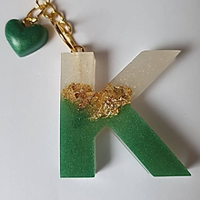 Kľúčenky - Kľúčenka s príveskom zo živice - "K" - 16310912_