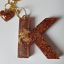 Kľúčenky - Kľúčenka s príveskom zo živice - "K" - 16310919_