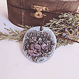 Náhrdelníky - Jarný náhrdelník s kvetmi orgovánovej kvety (pivonky) na svetlomodrom pozadí | vintage efekt - 16311419_