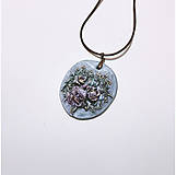 Náhrdelníky - Jarný náhrdelník s kvetmi orgovánovej kvety (pivonky) na svetlomodrom pozadí | vintage efekt - 16311421_