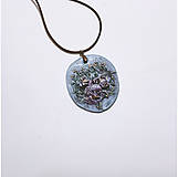 Náhrdelníky - Jarný náhrdelník s kvetmi orgovánovej kvety (pivonky) na svetlomodrom pozadí | vintage efekt - 16311426_