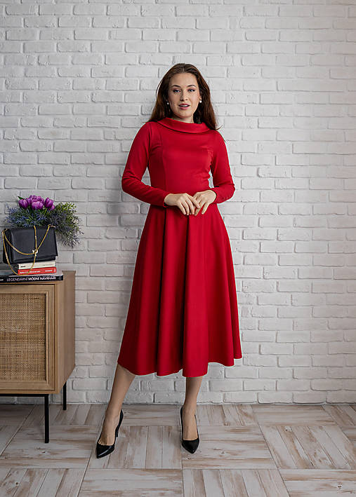Červené viskózové úpletové šaty s výrazným golierom