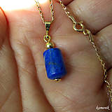 Náhrdelníky - Pozlacený stříbrný přívěsek s lapisem lazuli na stříbrném pozlaceném řetízku - 16315579_
