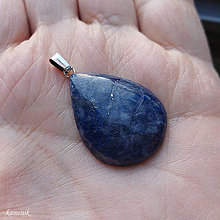 Náhrdelníky - Lapis lazuli - kabošon tvaru ploché kapky na stříbrném závěsu - 16315435_