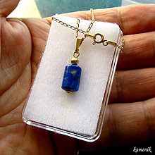 Náhrdelníky - Pozlacený stříbrný přívěsek s lapisem lazuli na stříbrném pozlaceném řetízku - 16315573_
