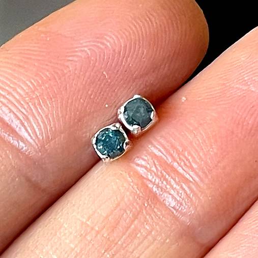 Blue Diamond Ag925 Stud Earrings / Náušnice s modrým diamantom A0023