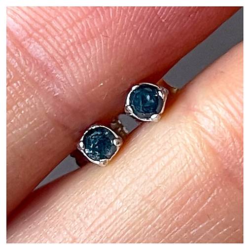 Blue Diamond Ag925 Stud Earrings / Náušnice s modrým diamantom A0023