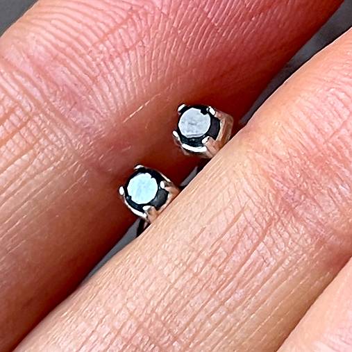 Blue Diamond Ag925 Stud Earrings / Náušnice s modrým diamantom A0023